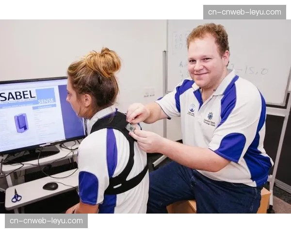 伤病归来：布卡约·萨卡佩戴新型GPS追踪设备参加完整训练