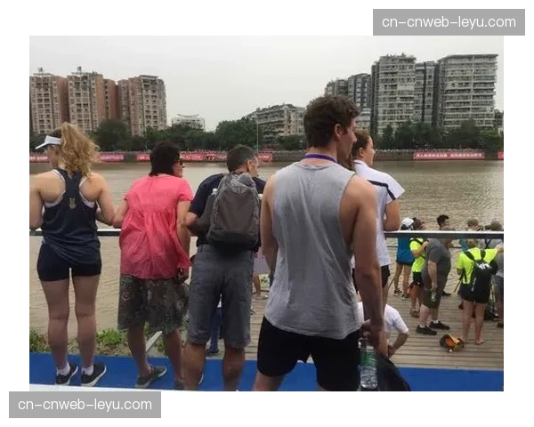 花絮：雨中激战，摄影师镜头捕捉到车手布满泥浆的专注面容